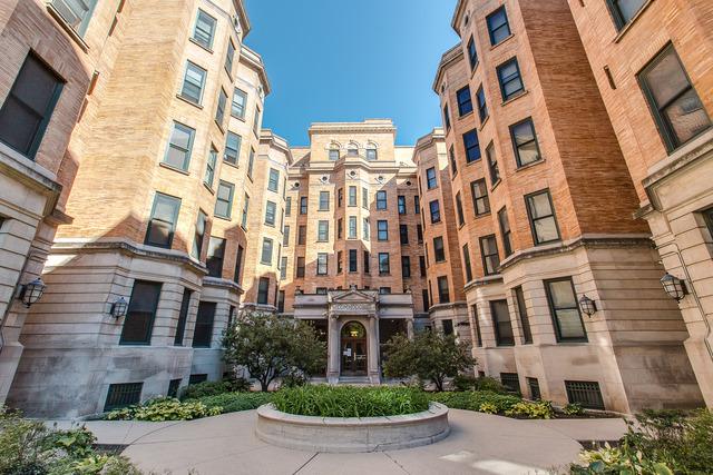 550 W Surf St. #106, Chicago, IL 60657