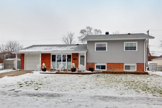 690 Woodlawn St., Hoffman Estates, IL 60169