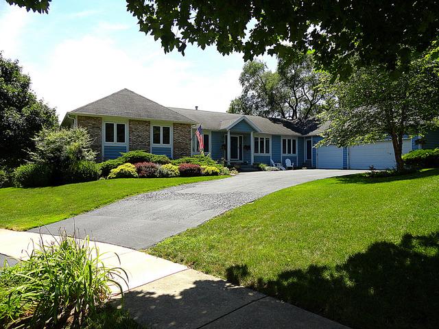 901 Wildwood Ct., St. Charles, IL 60174
