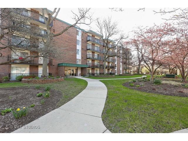 5S040 Pebblewood Ln. #501E, Naperville, IL 60563
