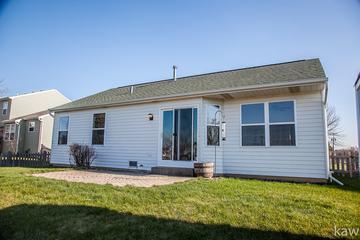 136 W Sprucewood Ln., Round Lake Beach, IL 60073