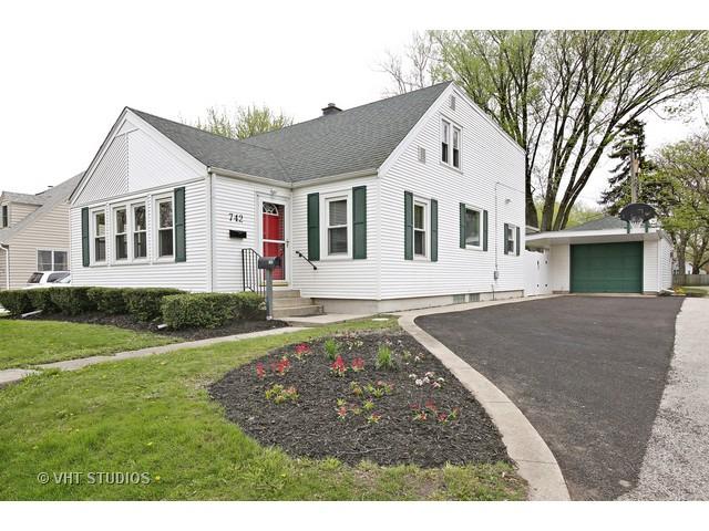 742 Ellwood Ave., Dekalb, IL 60115