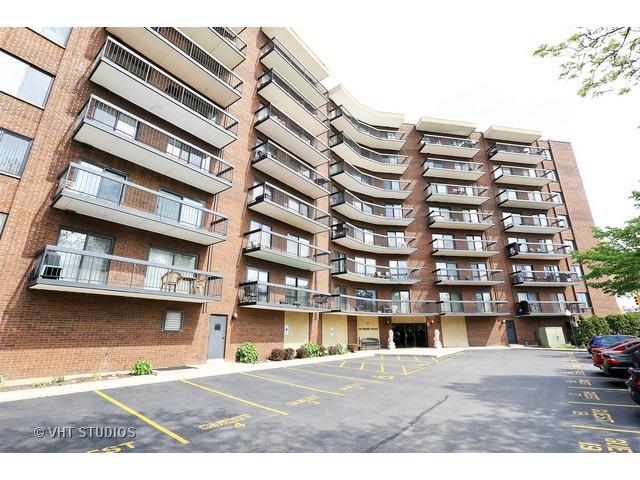 711 S Des Plaines River Rd. #811, Des Plaines, IL 60016