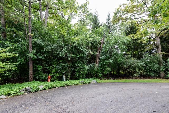 686 Driftwood Ln., Northbrook, IL 60062