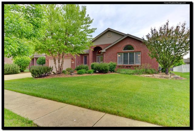 1540 Hillcrest Ln., Woodridge, IL 60517