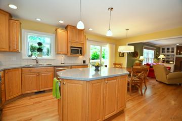 167 Hedge Ct., Glen Ellyn, IL 60137
