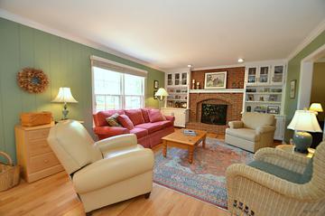 167 Hedge Ct., Glen Ellyn, IL 60137