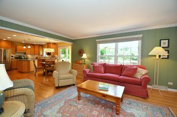 167 Hedge Ct., Glen Ellyn, IL 60137