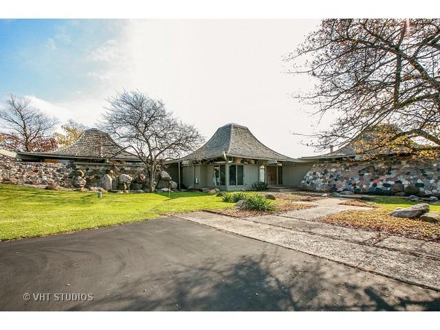 371 Bateman Cir., Barrington Hills, IL 60010