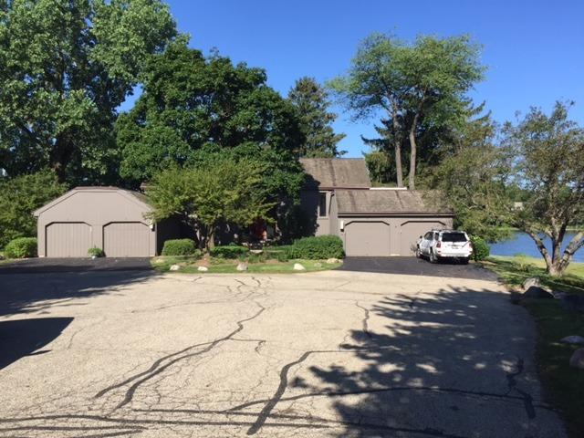 372 Rolling Wood Ln. #A, Lake Barrington, IL 60010