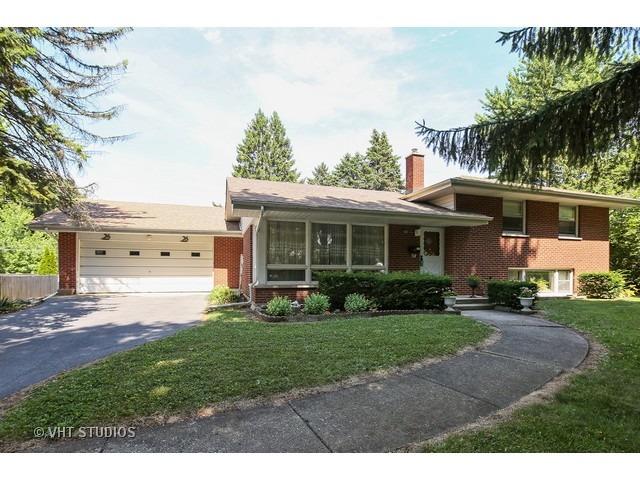 914 Hickory Ln., Naperville, IL 60540