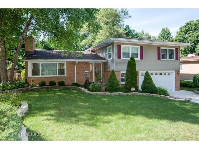 371 Maplewood Ln., Crystal Lake, IL 60014