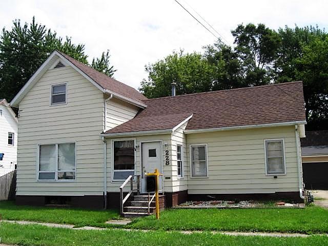 228 North Cross, Sycamore, IL 60178