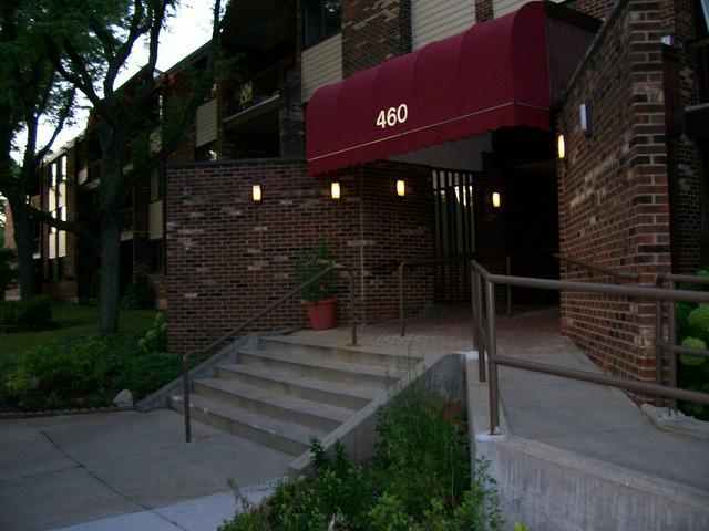 460 Raintree Dr. #3L, Glen Ellyn, IL 60137