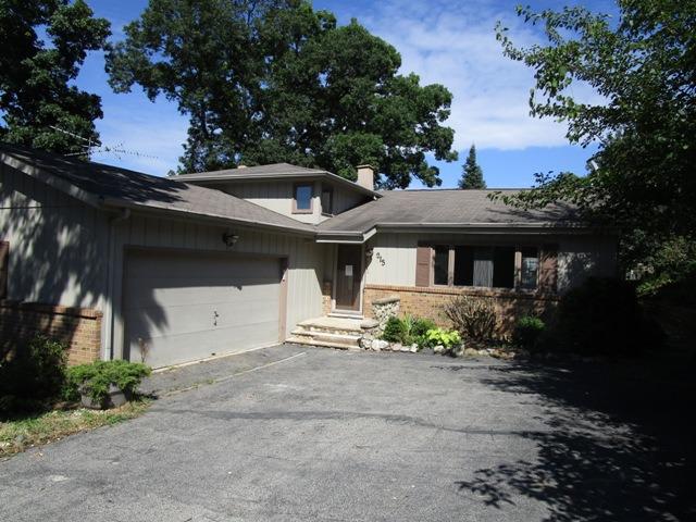 215 Lake Shore Dr., Oakwood Hills, IL 60013