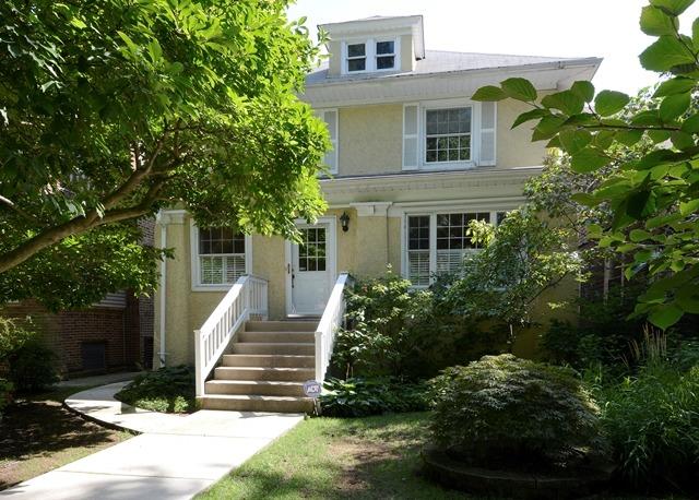 1913 W Estes Ave., Chicago, IL 60626