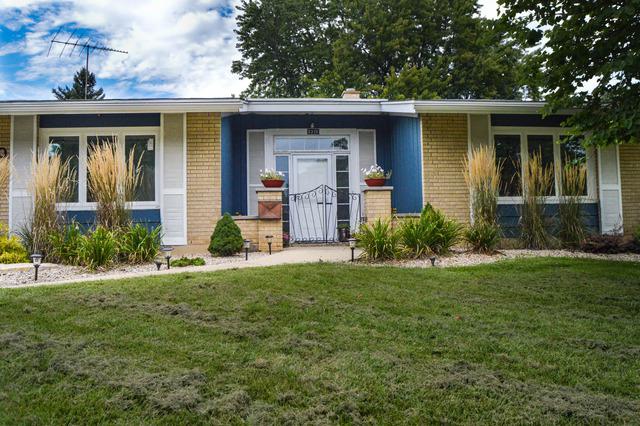 3320 63rd St., Woodridge, IL 60517
