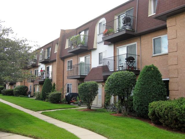 9468 Bay Colony Dr. #2S, Des Plaines, IL 60016