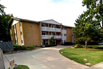 920 Beau Dr. #212, Des Plaines, IL 60016