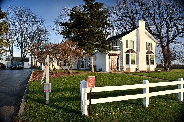 3S701 Deerpath Rd., North Aurora, IL 60542
