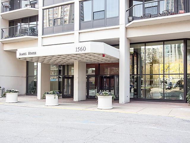 1560 N Sandburg Ter. #2111J, Chicago, IL 60610