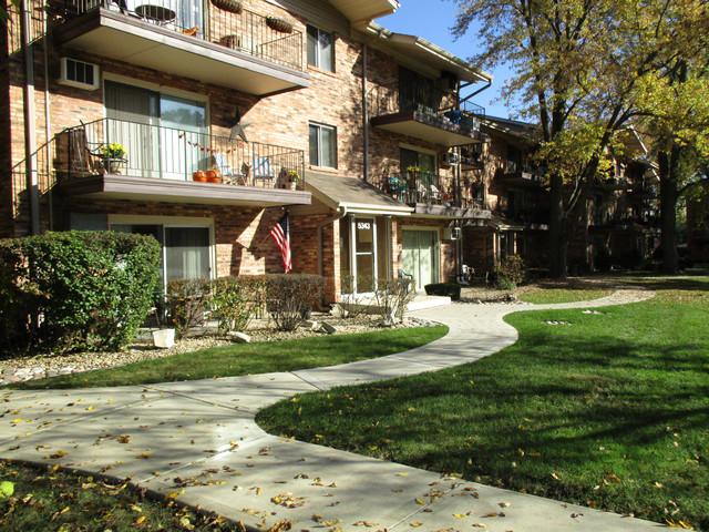 5343 Waterbury Dr. #2402, Crestwood, IL 60445