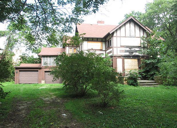 403 Woods Rd., Des Plaines, IL 60016