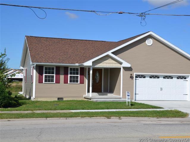 505 N Vine St, Arthur, IL 61911