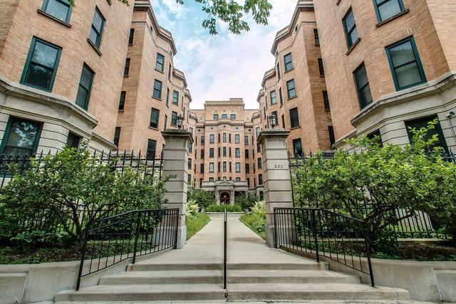 550 W Surf St. #110, Chicago, IL 60657