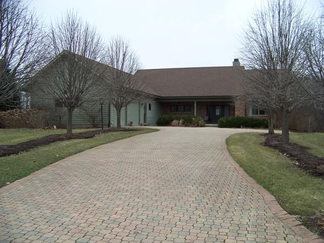 25 Long Grove Dr., Monticello, IL 61856
