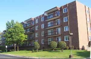 8001 W Courte Dr. #210, Niles, IL 60714