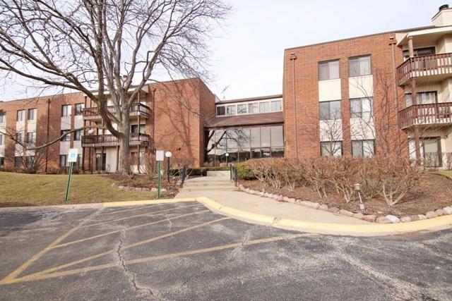 3070 Pheasant Creek Dr. #105, Northbrook, IL 60062