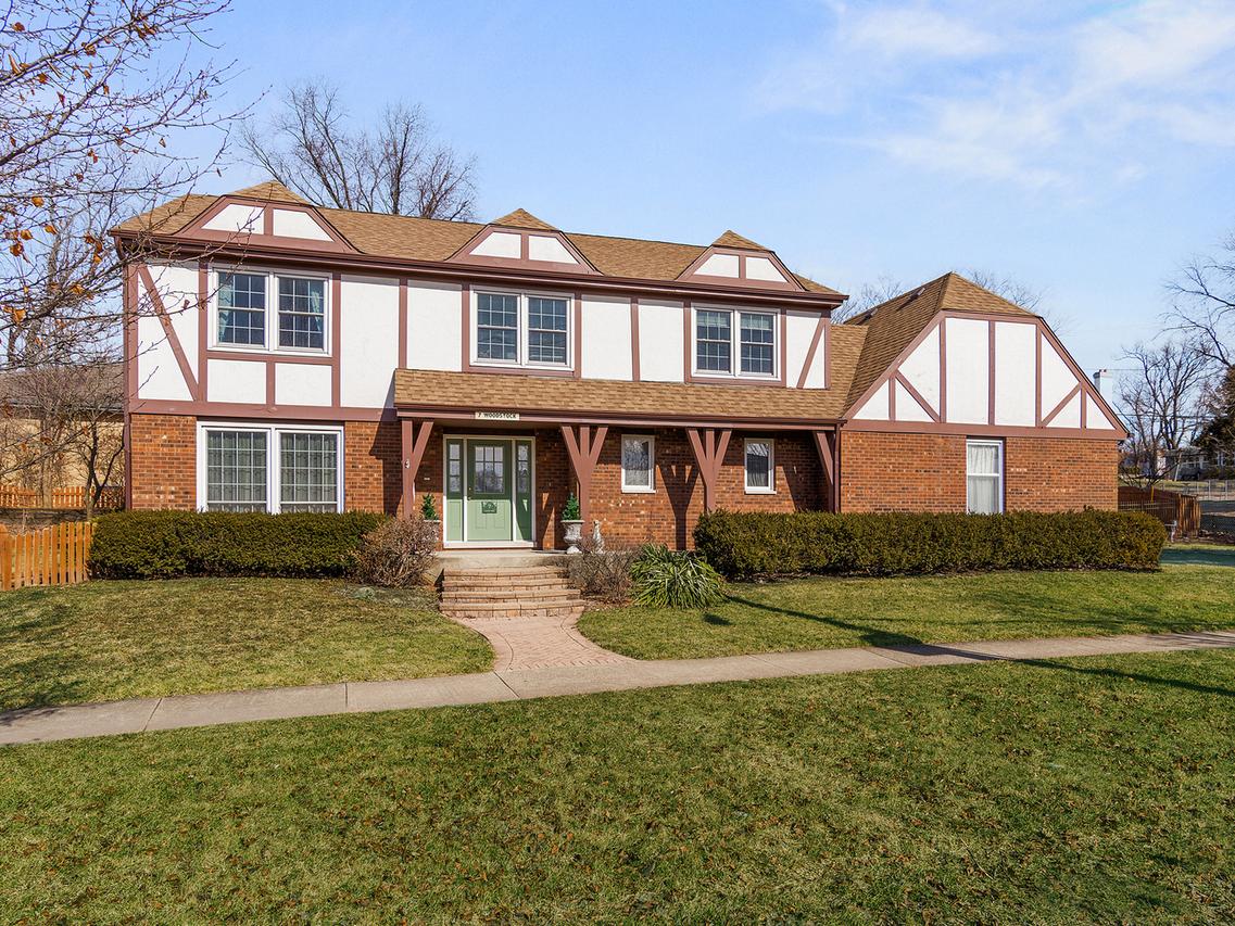 7 Woodstock Ave., Clarendon Hills, IL 60514