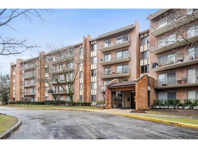 701 Lake Hinsdale Dr. #206, Willowbrook, IL 60527