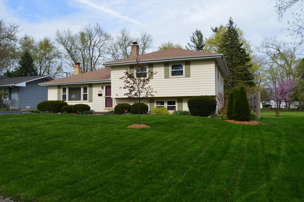 824 Magnolia Ln., Naperville, IL 60540