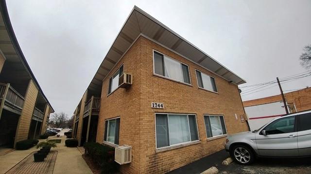 1744 E Oakton St. #105, Des Plaines, IL 60018