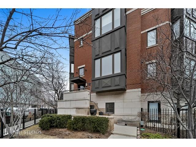 472 W Superior St., Chicago, IL 60654