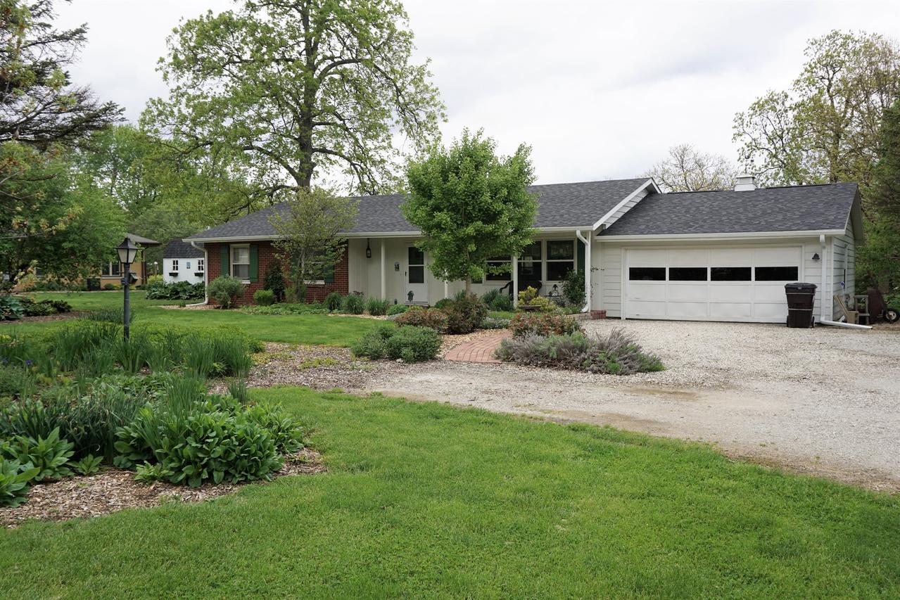 1706 W Hickory Dr., Mahomet, IL 61853