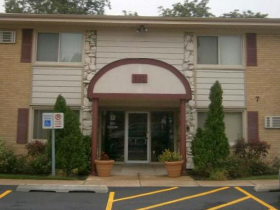 501 Carlysle Dr. #4, Clarendon Hills, IL 60514