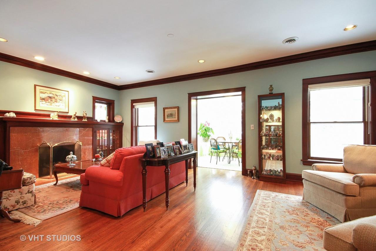 525 W Roscoe St. #2W, Chicago, IL 60657