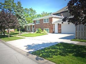 9300 S 83rd Ct., Hickory Hills, IL 60457