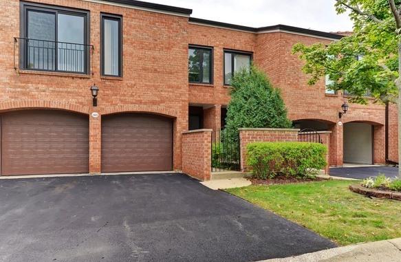 19W265 Williamsburg Ct., Oak Brook, IL 60523