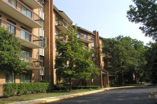 601 Lake Hinsdale Dr. #405, Willowbrook, IL 60527