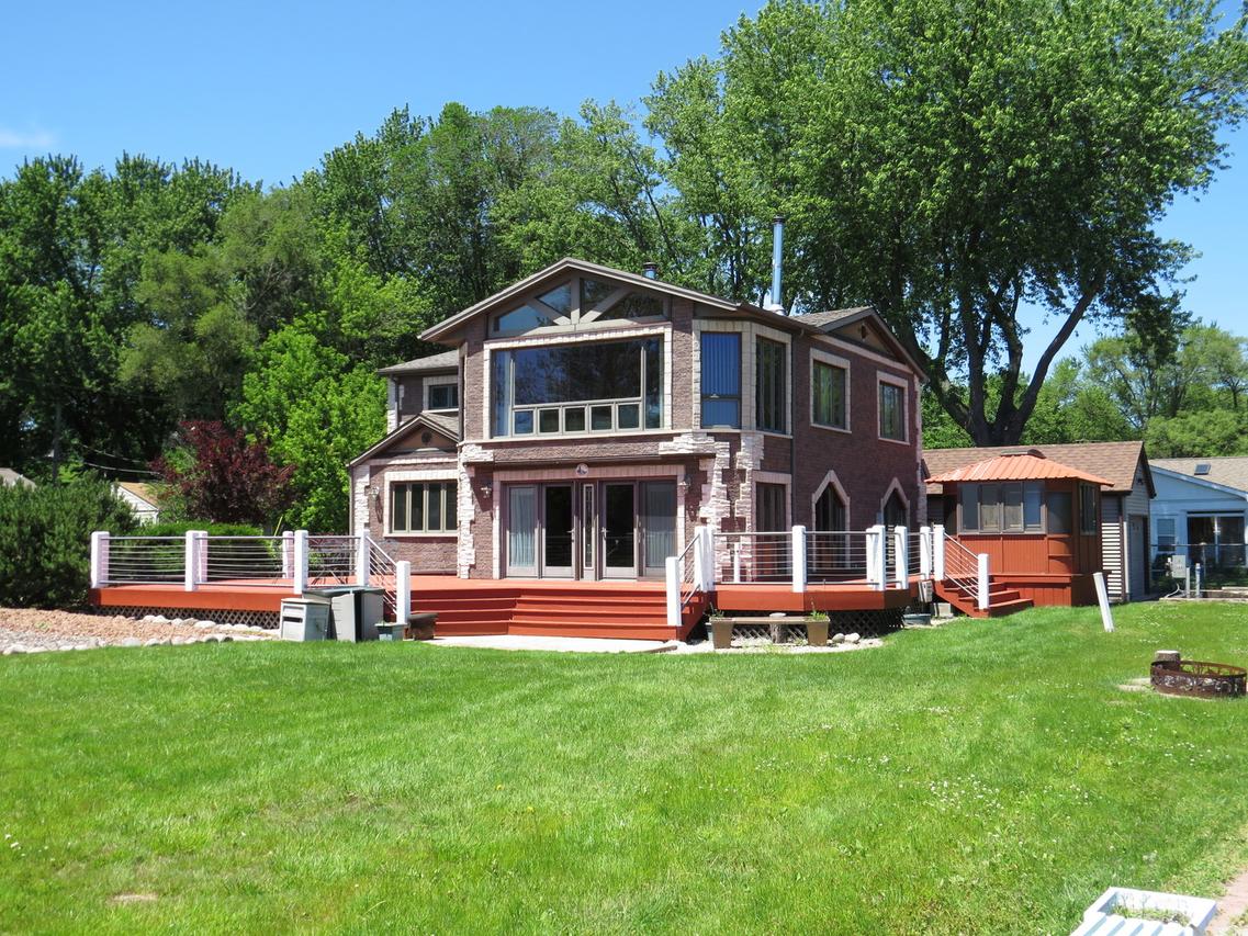 5202 N Lake St., Mchenry, IL 60050