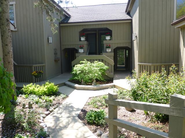 228 Hickory Ln. #B, Lake Barrington, IL 60010