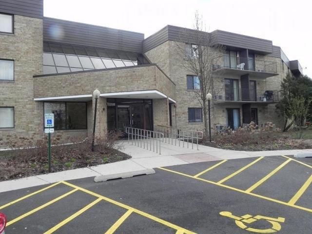 5550 Astor Ln. #220, Rolling Meadows, IL 60008