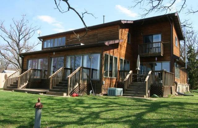 2901 Oakwood Ave., McHenry, IL 60051