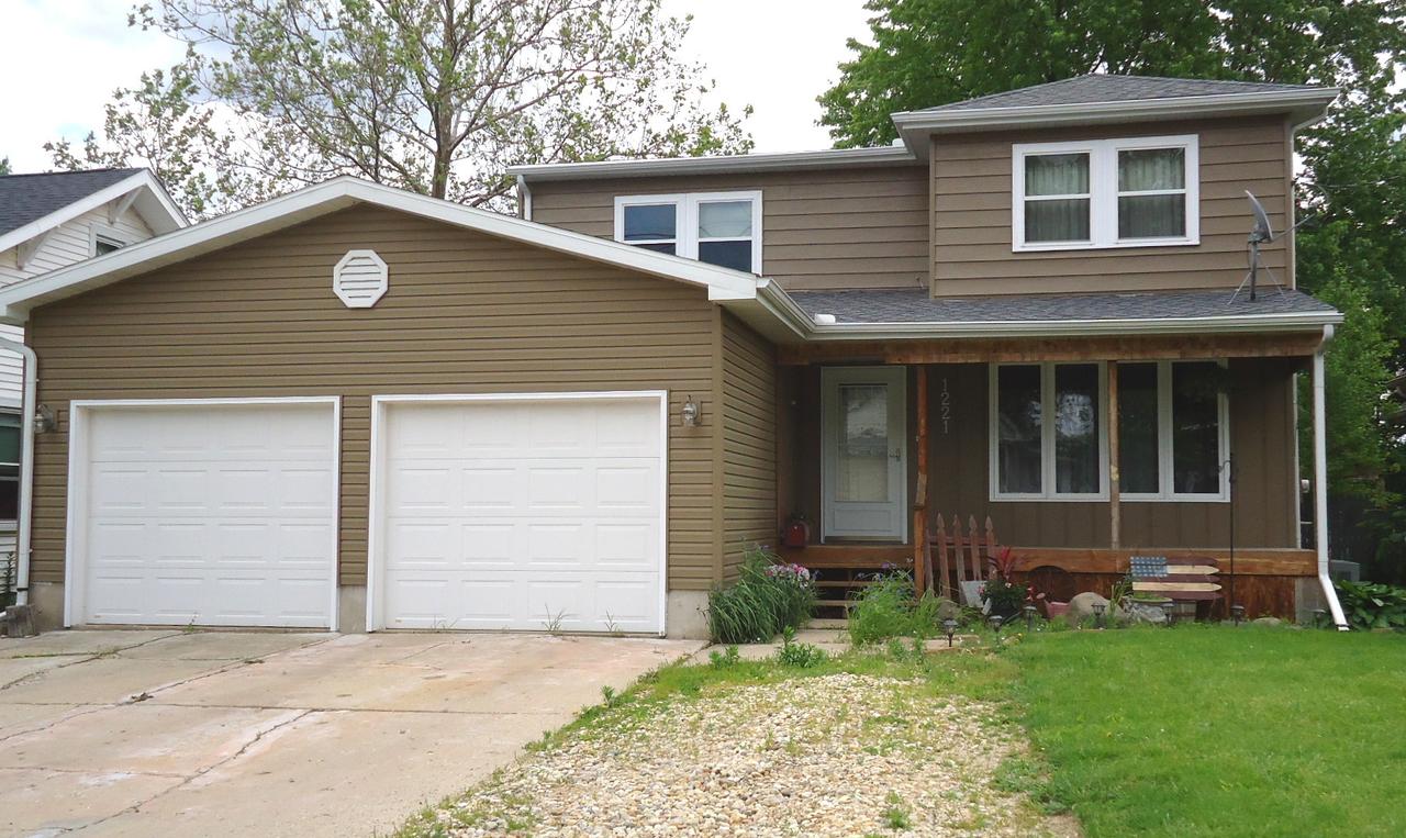 1221 Plain St., Peru, IL 61354
