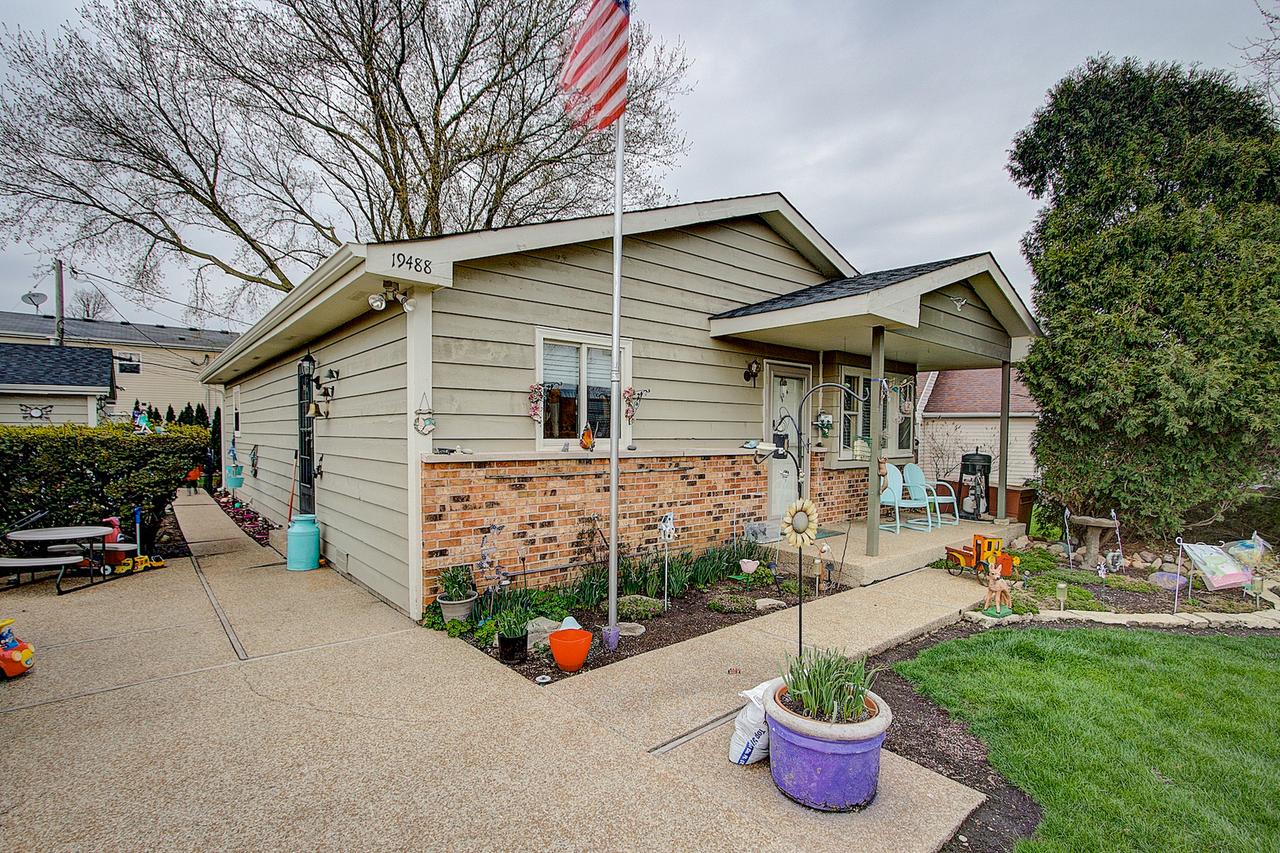 19488 W Wiech Rd., Mundelein, IL 60060