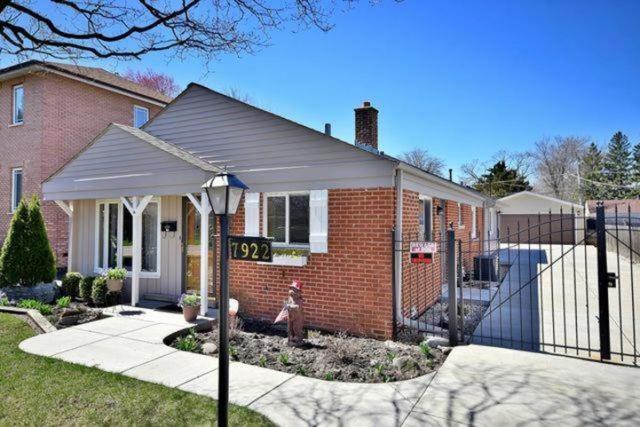 7922 N Neva Ave., Niles, IL 60714